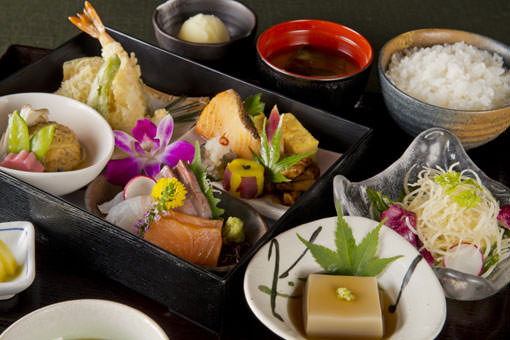 菜色豐富的日式便當風午間特餐