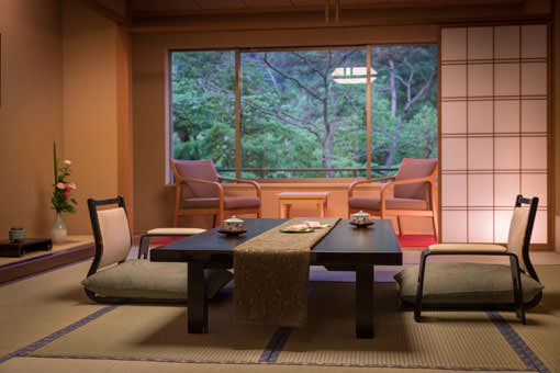 以日本國民作家宮澤賢治的出生地廣為人知的岩手縣花卷市中，靜靜佇立著的溫泉旅館。縣樹南部赤松圍繞，飄蕩著靜謐舒適的氣氛，即使在歷史悠久的花卷溫泉鄉中，也以傳統的日式風情令人印象深刻。在精心設計的各式客房內，徹底放鬆疲憊的身心；享用精緻的會席料理，以味蕾品味岩手的季節饗宴；在大浴場及露天浴池中，徜徉自然的懷抱享受溫泉的療癒；選擇這裡，能讓您在岩手的時光更加盡興。在短暫的假期，置身不同於日常生活的空間中，感受岩手一百二十分的美好。旅館內有能對應外文的服務人員，即使不會日文也能放心。