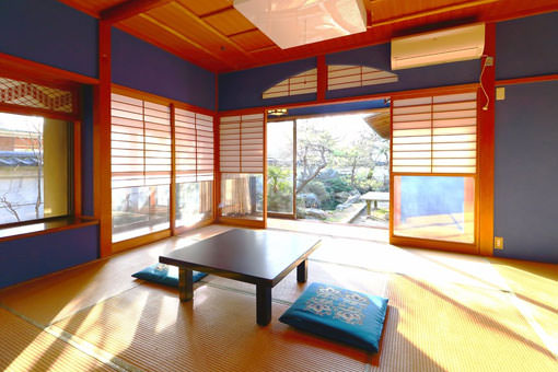 這間純和風旅館，可欣賞隨四季展現不同風貌的日本庭園來度過優質的住宿時光，舊館使用全檜木建築法呈現出其沉穩的外觀而引以自豪。在充滿美好往昔風格的和室中休憩，欣賞緣廊的景致，隨著寧靜優雅的時間流逝，整個心靈都能獲得放鬆。旅館位於距離JR金澤站僅約10分鐘車程，但因為稍微離開鬧區，因此也可以感受到閑靜的日本風情。此外，距離金澤城跡與兼六園約5～6km左右，非常適合作為金澤觀光據點。只要事先預約，便可使用金澤站的免費接送服務。歡迎您前來親身體驗，這有「加賀百萬石」之稱，現代與傳統共存，古都金澤的雅致。