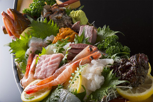 日本海的海鮮是福井縣的魅力所在。這間旅館不僅能充分體現這份魅力並且令人感到療癒，在這裡能夠品嚐到使用越前海岸的獲物、當地名產、農家直送的蔬菜和稻米所提供的手作料理。尤其是生魚片因爲新鮮美味而頗受好評。能夠品嚐到冬季美味越前蟹的冬季限定料理，讓很多人都翹首以盼。在設計理念來自於福井縣相關事物的客房還能夠享受拍照的樂趣。前往「永平寺」、東尋坊以及日本國內規模最大的「福井縣立恐龍博物館」也非常方便。旅館前便有公車站，到JR福井車站的交通也很便利。館內已引進支援多種語言的AI系統。