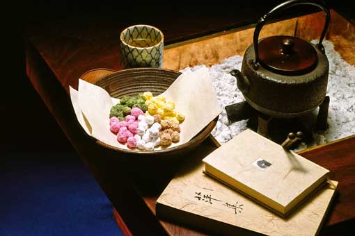 明治17年(1884年)於京都夷川開業的「豆政」，以宮中的五種色彩為概念，將原本白色的豌豆點心製作成綠、紅、黃、黑（褐色），取名「夷川五色豆（砂糖掛豆）」於明治41年(1908)在京都車站開始販售後，便成為京都的名產而廣為人知。位於京都寓所附近的豆政本店，保留濃厚的歷史風情，店內販售「夷川五色豆」、「芥末花生」、綜合豆「味之旅」，以及包裝很可愛的「京之街角」等數十種的豆菓子，其他還有黃豆粉口味的「州濱糰子」及使用與治茶所製成的「京之茶糰子」等，陳列許多自家講究的商品。